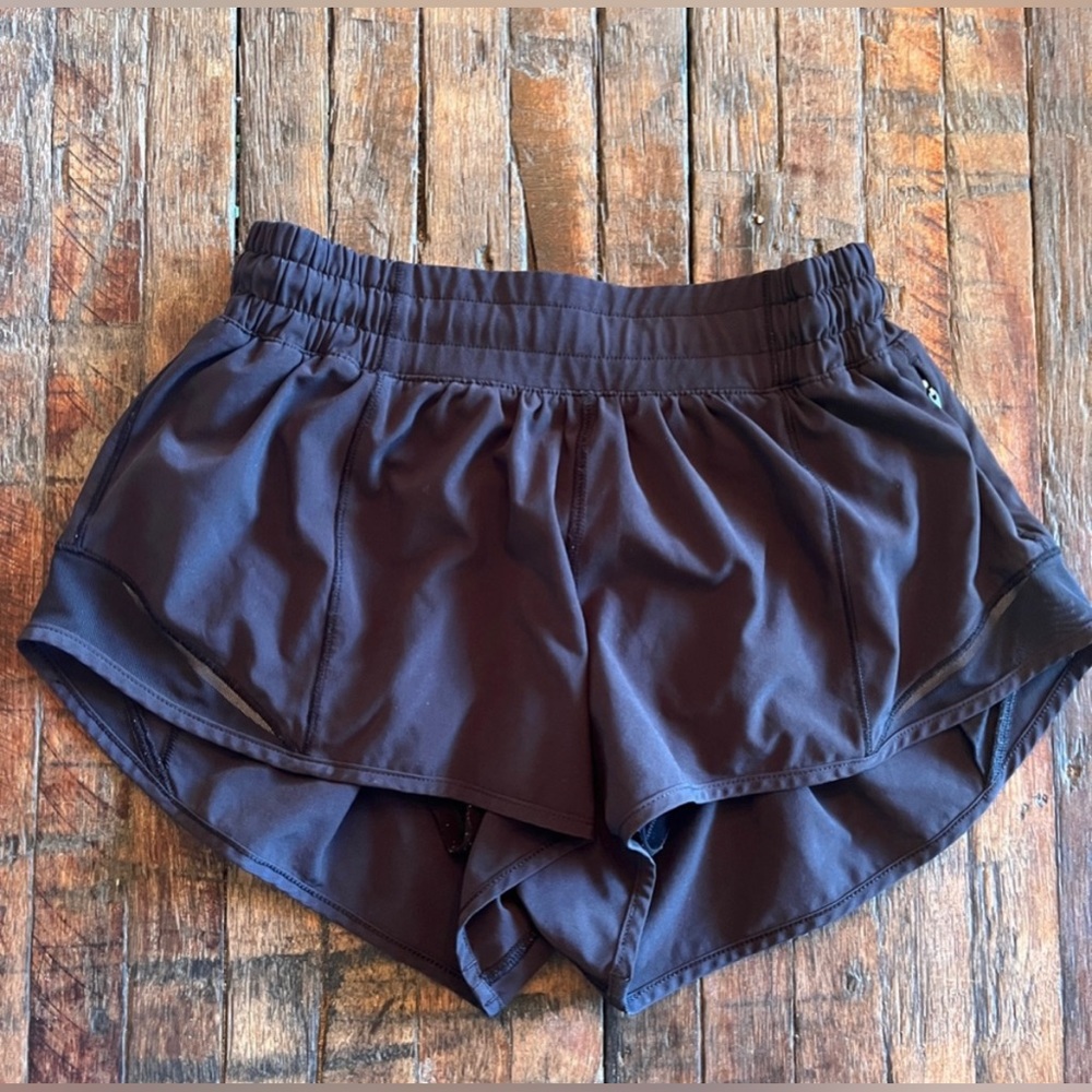 Lululemon hotty hot low rise 2.5 shorts